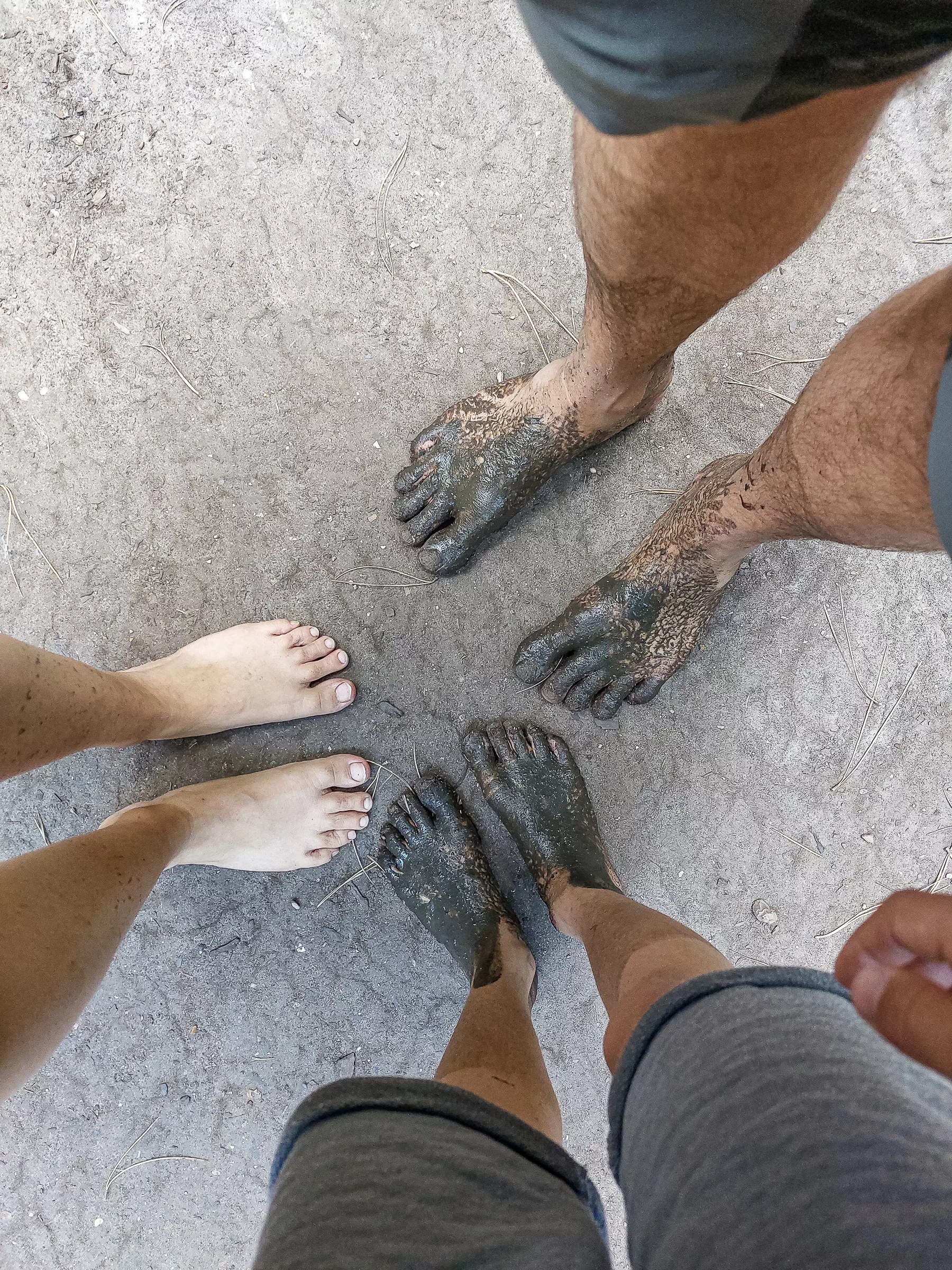 Familie barefoot op blote voeten